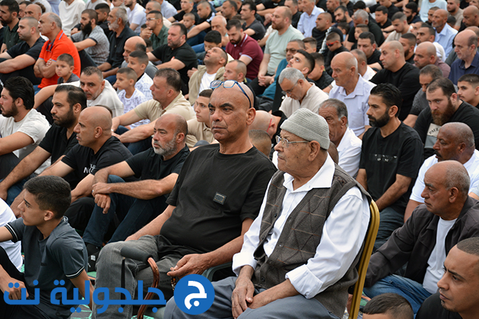 اهالي جلجولية يؤدون صلاة عيد الاضحى في ساحة مسجد الروضة في جلجولية 